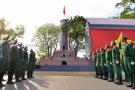 Tái hiện lễ chào cờ 10/10/1954 tại Hà Nội với khoảng 10.000 người hát vang bài Quốc ca