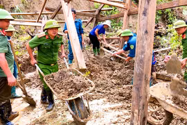 Hoàn thành tái định cư, xây dựng lại cho các hộ dân bị mất nhà do bão, lũ chậm nhất vào 31/12/2024