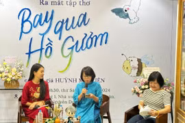 Ra mắt tập thơ 'Bay qua Hồ Gươm' của Huỳnh Mai Liên