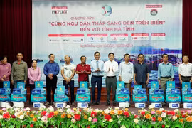 Báo Pháp luật TP Hồ Chí Minh tổ chức Chương trình "Cùng ngư dân thắp sáng đèn trên biển” tại Hà Tĩnh