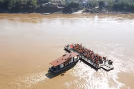 Dùng phà quân đội chở người dân và phương tiện qua sông thay cầu phao Phong Châu