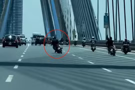 Khởi tố, bắt khẩn cấp nam thanh niên đi xe máy đánh võng trên cầu Nhật Tân