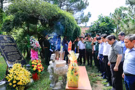 Thủ tướng Phạm Minh Chính dâng hương, viếng Đại tướng Võ Nguyên Giáp và các anh hùng, liệt sĩ tại Quảng Bình