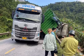 Va chạm với xe đầu kéo, nữ tài xế điều khiển xe tải tử vong