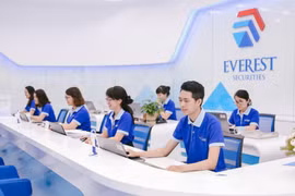 Chủ tịch chứng khoán Everest bị đình chỉ giao dịch 2 tháng vì mua "chui" cổ phiếu