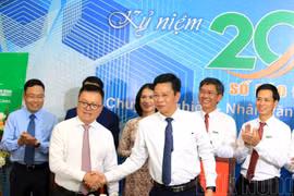 Đồng chí Lê Quốc Minh và lãnh đạo Tỉnh ủy Đắk Nông ký măng sét bản báo in Báo Đắk Nông