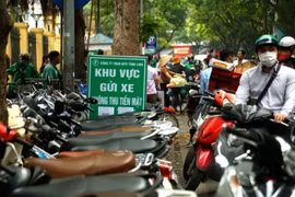 Hà Nội: Thu phí trông giữ xe không dùng tiền mặt sẽ xóa được nạn “chặt chém”