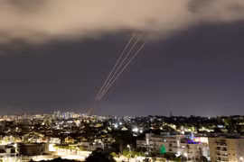 Truyền thông Iran nói Israel đã tấn công, UAV xuất hiện trên bầu trời Isfahan