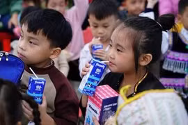 “Hộp quà bất ngờ” từ Vinamilk và quỹ sữa dành tặng trẻ thơ vùng cao Tuyên Quang