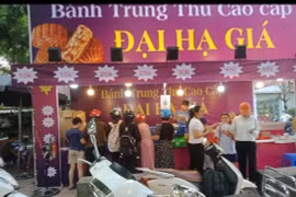 Hậu trung thu, quầy bánh ế đồng loạt hạ giá 'sập sàn'