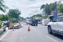 Khắc phục sạt lở trên Quốc lộ 80, đảm bảo an toàn giao thông