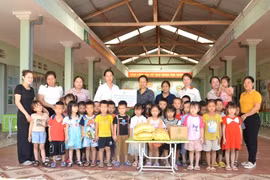 Hội Nhà báo Việt Nam trao quà hỗ trợ người dân vùng sạt lở đất tại huyện Bát Xát, Lào Cai