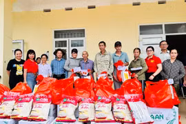 Hội Nhà báo tỉnh Quảng Ninh: Hỗ trợ người dân xã đảo Bản Sen, huyện Vân Đồn khắc phục hậu quả sau mưa bão