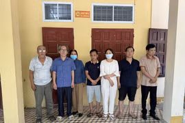 Bắt nhóm đối tượng đang 'sát phạt' nhau trên chiếu bạc ở Quảng Bình