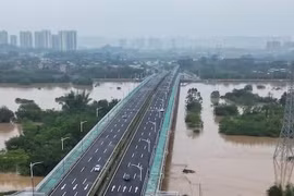 Lũ lụt bất thường ở Quảng Đông (Trung Quốc), video cho thấy cây cầu bị cuốn trôi