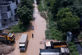 Hoài Đức (Hà Nội): Người dân vất vả lội nước trên đường dù trời đang nắng