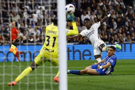 Real Madrid thắng đậm Alaves trong ngày khoe chiến tích vô địch La Liga