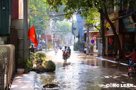 Người dân làng gốm Bát Tràng bị ảnh hưởng thế nào sau trận ngập lụt?