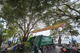 Hà Nội tập trung thu gom vận chuyển, xử lý rác sau cơn bão số 3