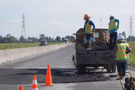 Vá ổ gà, bảo đảm lưu thông trên tuyến đường Lộ Tẻ - Rạch Sỏi