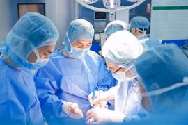 Bệnh viện Hồng Ngọc tiên phong thay 2 khớp gối không cắt gân cơ trong 1 cuộc mổ