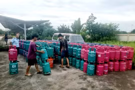 Bắt quả tang cơ sở san, chiết, nạp khí LPG trái phép từ bồn chứa khí vào bình gas