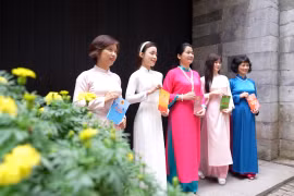 Phụ nữ Việt Nam duyên dáng, rạng rỡ trong tà áo dài truyền thống