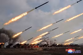 Ông Kim Jong Un chỉ đạo cuộc tập trận pháo binh lớn của Triều Tiên