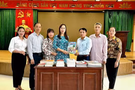 Hội Nhà báo tỉnh Vĩnh Phúc trao tặng ấn phẩm báo chí cho các Làng văn hóa kiểu mẫu