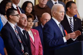 Ông Biden mở đường nhập tịch cho người kết hôn với công dân Mỹ