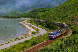 Ngăn chặn tình trạng ném đất đá lên tàu chạy tuyến đường sắt Bắc - Nam