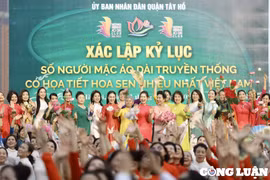 1.000 phụ nữ mặc áo dài họa tiết sen xác lập kỷ lục mới