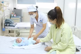 Bé sơ sinh bị ngạt sữa may mắn gặp cô điều dưỡng trên đường đi về nhà