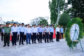 Thủ tướng Phạm Minh Chính dâng hương, dâng hoa tại Nghĩa trang Liệt sĩ thành phố Cần Thơ