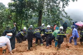 Sạt lở đất ở Hà Giang, xe khách bị vùi lấp, nhiều người tử vong