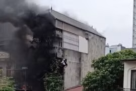 Hà Nội: Cháy nhà trọ lúc rạng sáng, 9 người thoát nạn
