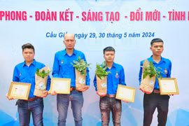 Trao tặng Huy hiệu Tuổi trẻ dũng cảm cho 4 "người hùng" đập tường cứu người