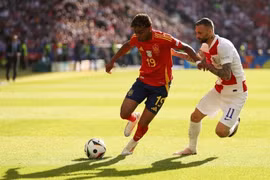 Thần đồng Barca đi vào lịch sử EURO