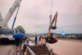 Lào Cai: Giải cứu thành công máy xúc tiền tỷ suýt bị lũ sông Hồng cuốn trôi