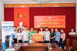 Báo Pháp Luật Việt Nam trao tặng nhiều phần quà ý nghĩa tới đồng bào huyện Văn Yên