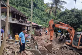 Nghệ An: Nhiều tuyến đường bị sạt lở, trường học ngập bùn đất sau trận mưa lớn trong đêm
