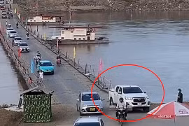 Phú Thọ: Ô tô bán tải vượt ẩu, lấn làn khi đi qua cầu phao Phong Châu