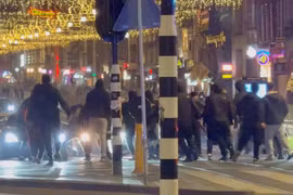 Bạo lực chống người hâm mộ bóng đá Israel ở Amsterdam, Hà Lan cấm biểu tình 3 ngày