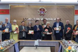 Bộ Thông tin và Truyền thông gặp mặt, trao tặng Kỷ niệm chương cho các nhà báo Thụy Điển