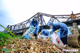 Hàng trăm tình nguyện viên tham gia 'Dọn rác sông Hồng'