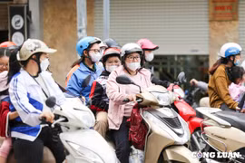 Gió lạnh sáng sớm, người dân Hà Nội kín áo ấm khi ra đường