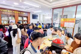 ‘Phố vàng’ Hà Tĩnh sôi động trong ngày vía Thần tài
