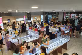TP HCM: Người dân mua vàng "cuồng nhiệt" hơn Hà Nội trong ngày vía Thần Tài