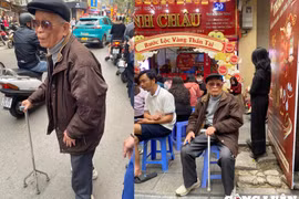 Cụ ông 95 tuổi chống gậy đi mua vàng, 20 năm là khách quen ngày vía Thần Tài