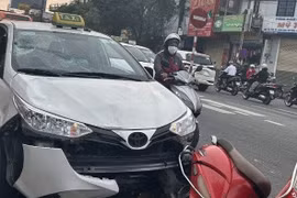 Xe taxi mất lái gây tai nạn liên hoàn tại điểm dừng đèn đỏ, 6 người bị thương
